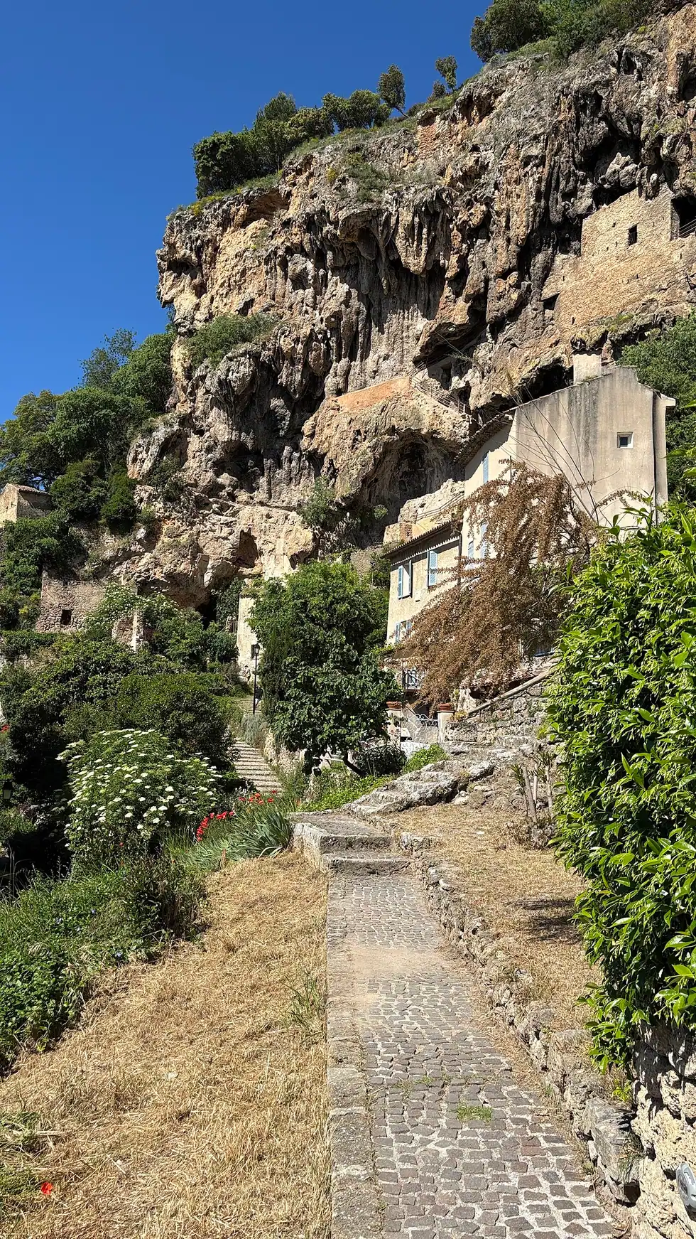 La promenade du rocher, au pied de la falaise de tuf de Cotignac