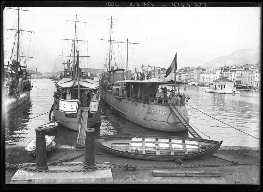 28-7(i.e.9)-12, Toulon, contre-torpilleurs Chasseur et Dague - btv1b6921597r