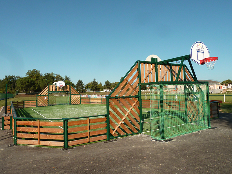 Terrain multisport installé dans un espace public communal