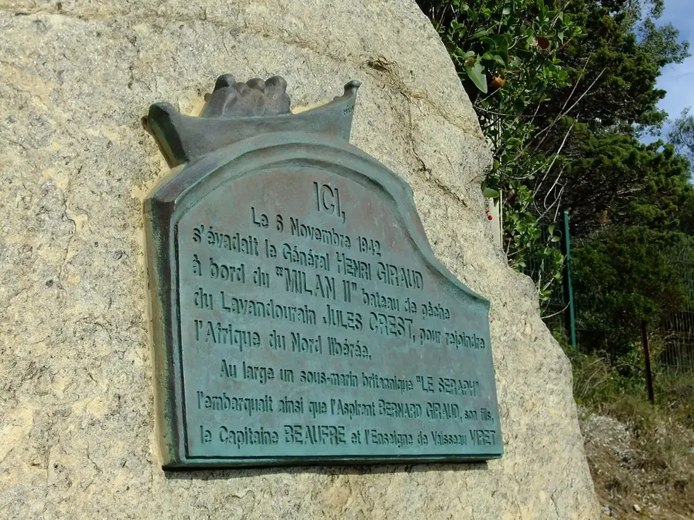 Le Lavandou, plage de la fossette, stele évasion général Giraud, plaque 2